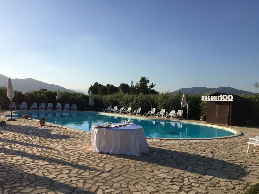 Aperitivo a bordo piscina con dj set Vairano Patenora
